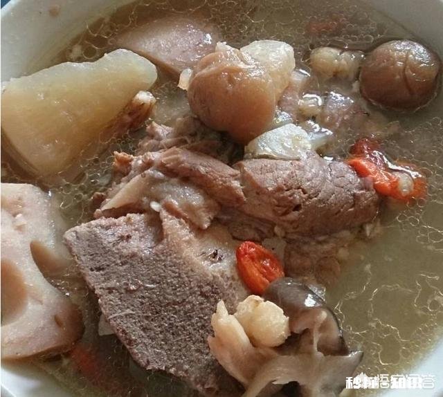 做骨头汤时加一点醋，有助于骨头中的钙的析出，这种说法有道理吗，如果有道理该什么时候加