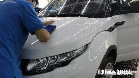 白色车漆洗车后残存在漆面上的异色小点点如何彻底消除