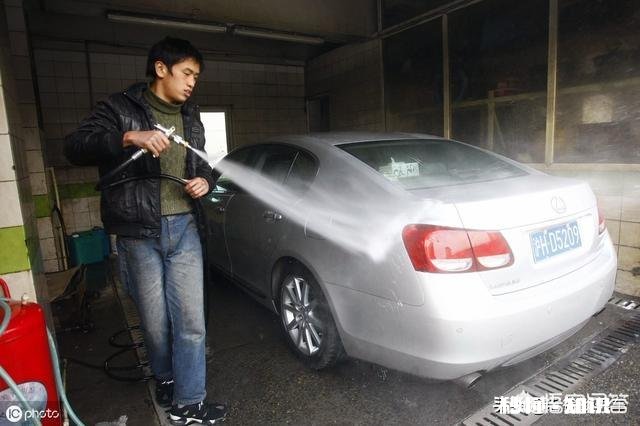 白色车漆洗车后残存在漆面上的异色小点点如何彻底消除