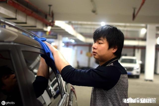 白色车漆洗车后残存在漆面上的异色小点点如何彻底消除