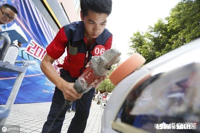 白色车漆洗车后残存在漆面上的异色小点点如何彻底消除